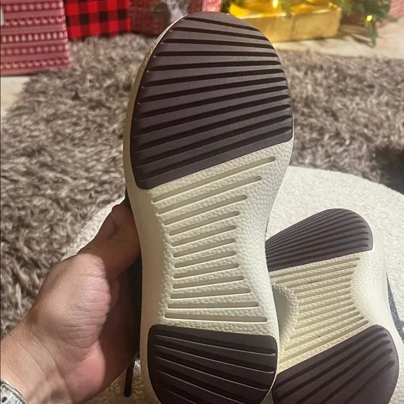 Allbirds Women's Merino Wool Charcoal and Cream Athletic Shoes - Picture 3 of 9